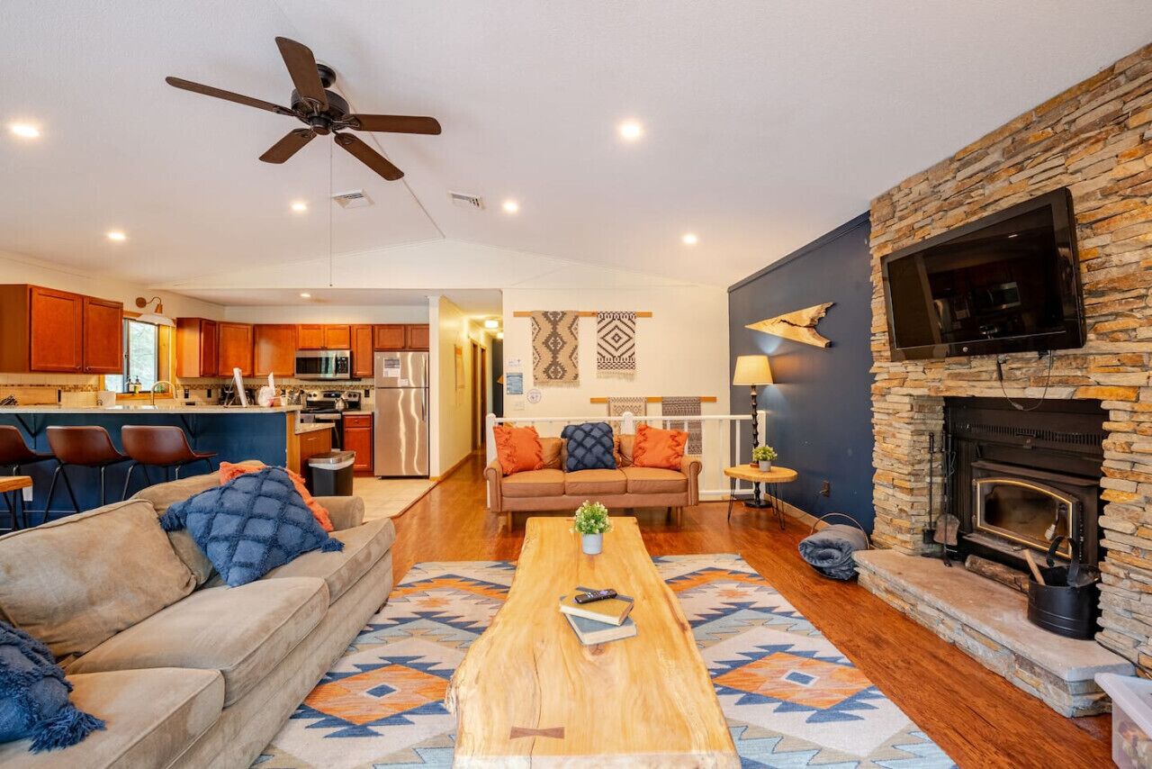 TV, caminetto, tavolo da ping pong, impianto stereo