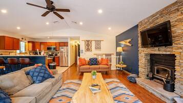 TV, caminetto, tavolo da ping pong, impianto stereo