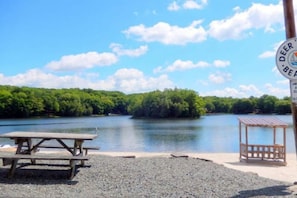 Beach nearby - Near Lake, Indoor Pool, Firepit, BBQ, King Bed, Gym, Free Amenities, A/C (Lake Ariel)