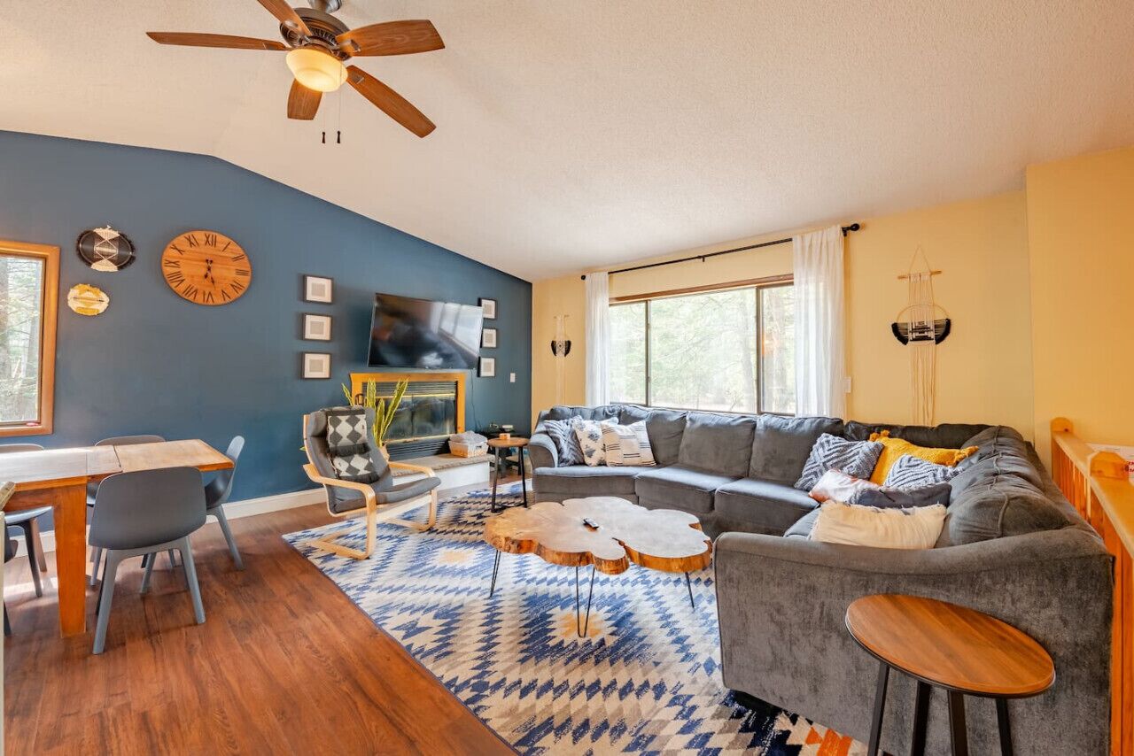 TV, fireplace, table tennis, stereo