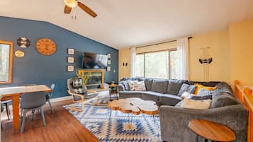 TV, fireplace, table tennis, stereo