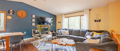 Televisión, chimenea, tenis de mesa y estéreo