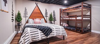 Hot Tub, Game Room, BBQ & Playhouse Oasis – Family Retreat, 5mins to Lake!