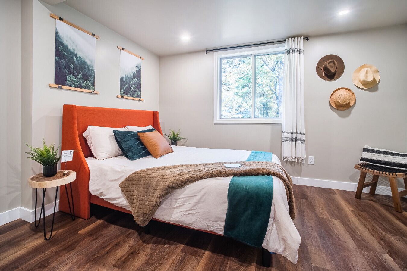 3 間睡房、書桌、熨斗/熨衫板、可攜式嬰兒床