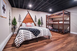 3 habitaciones, escritorio y tabla de planchar con plancha 