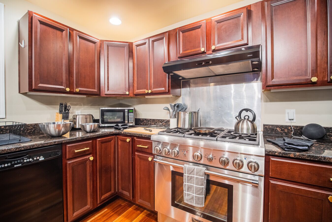 雪櫃、微波爐、焗爐、爐具