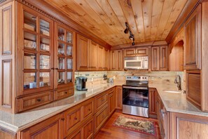 Fridge, microwave, oven, stovetop - Top of the mountain! Cozy 3-Level Log Cabin with Stunning Mountain Sunset Views. (Ellijay)