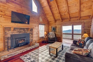 Smart TV, fireplace - Top of the mountain! Cozy 3-Level Log Cabin with Stunning Mountain Sunset Views. (Ellijay)