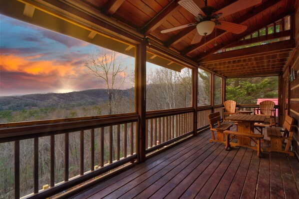 Outdoor dining - Top of the mountain! Cozy 3-Level Log Cabin with Stunning Mountain Sunset Views. (Ellijay)