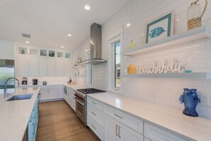 冰箱、微波炉、烤箱、炉灶