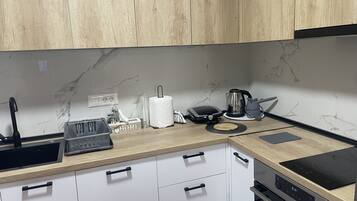 Apartament, 1 llit de matrimoni | Cuina privada | Frigorífic, forn, placa de cuina i rentaplats