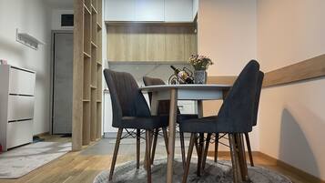 Apartment, 1 Queen Bed | Private kitchen | Fridge, oven, stovetop, dishwasher