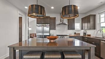 House, 5 Bedrooms | Private kitchen | Fridge, oven, stovetop, coffee/tea maker