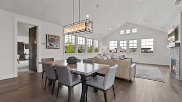 House, 5 Bedrooms | Private kitchen | Fridge, oven, stovetop, coffee/tea maker