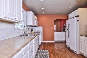 Frigorifero, microonde, forno, piano cottura