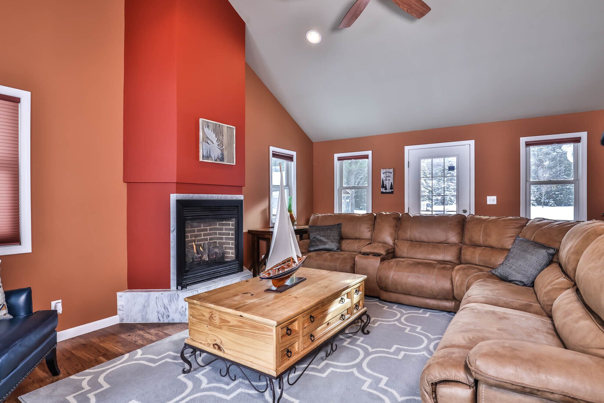 Spacious 4 Bedroom Home with access to Eagle River Chain of Lakes! Only minutes