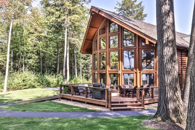 Luxury Log Home on Eagle River Chain of Lakes! With game room and elevator!