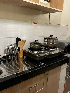 Private kitchen - *LUXURIOUS STUDIO APARTMENT - 10 MINUTES FROM JKIA/SGR!* (Mlolongo)