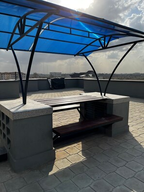 Outdoor dining - *LUXURIOUS STUDIO APARTMENT - 10 MINUTES FROM JKIA/SGR!* (Mlolongo)