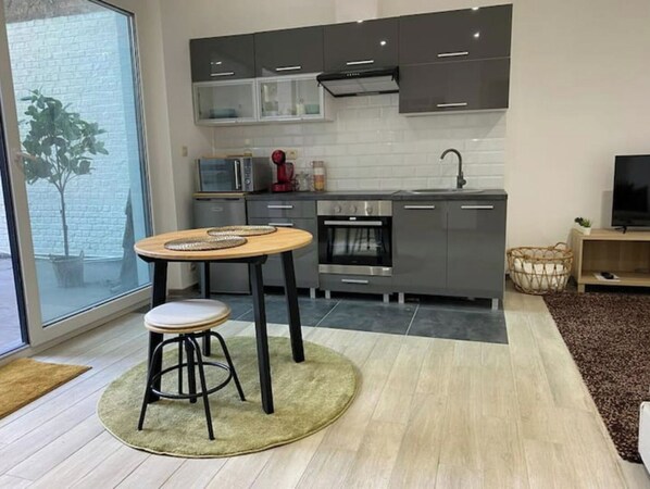 Réfrigérateur, micro-ondes, four, plaque de cuisson