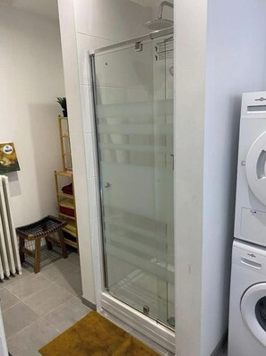 Dusche, Haartrockner, Handtücher, Seife