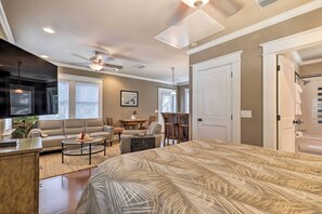 Desk, iron/ironing board, Internet, bed sheets - Hyde Park Luxury Studio w/ Prime Location! (Tampa)