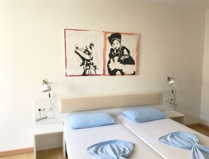 스탠다드룸, 싱글침대 2개, 금연, 공용 욕실 | 책상, 무료 WiFi, 침대 시트