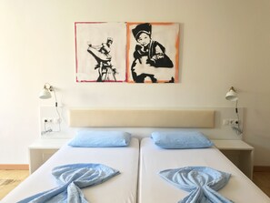 Standard Room, 2 Twin Beds, Non Smoking, Shared Bathroom | Desk, free WiFi, bed sheets - Rosengarten Rooms (Bolzano)