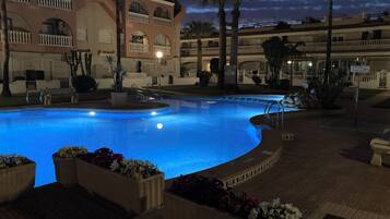 Una piscina al aire libre