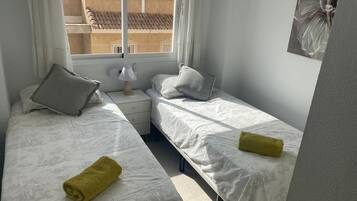 2 dormitorios, tabla de planchar con plancha, cuna de viaje