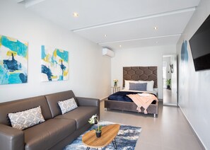 Studio, 1 Queen Bed with Sofa bed - 02