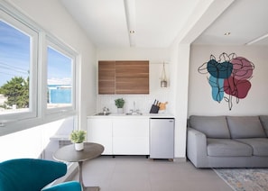 Deluxe Studio, 1 Queen Bed with Sofa bed - 04 | Dapur pribadi | Lemari es kecil dan microwave