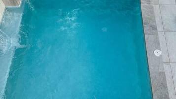 2 outdoor pools