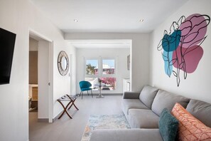 Deluxe Studio, 1 Queen Bed with Sofa bed - 04