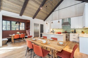 Fridge, microwave, oven, stovetop - MOUNTAIN MODERN RUSTIC- Contemporary Elegance & Easy Walk-to-Ski Access (Mountain Village)