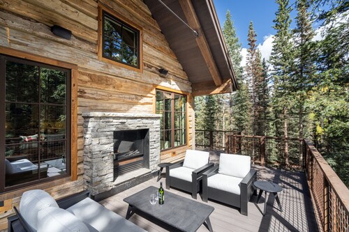 MOUNTAIN MODERN RUSTIC- Contemporary Elegance & Easy Walk-to-Ski Access