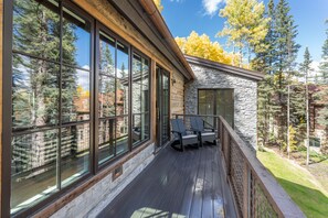 Property grounds - MOUNTAIN MODERN RUSTIC- Contemporary Elegance & Easy Walk-to-Ski Access (Mountain Village)