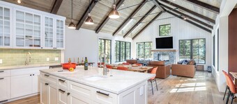 MOUNTAIN MODERN RUSTIC- Contemporary Elegance & Easy Walk-to-Ski Access