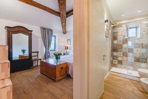 Sèche-cheveux, serviettes fournies, savon