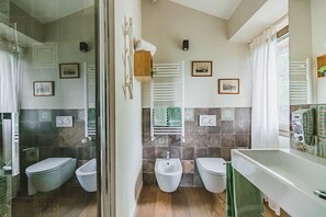 Haartrockner, Handtücher, Seife