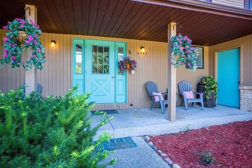 Spacious multi-unit retreat in Rockford