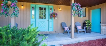 Spacious multi-unit retreat in Rockford