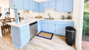 ماكينة لصنع القهوة/الشاي، ثلاجة، ميكروويف، فرن
