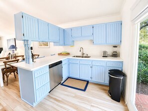 Cafetera y tetera, refrigerador, microondas y horno 