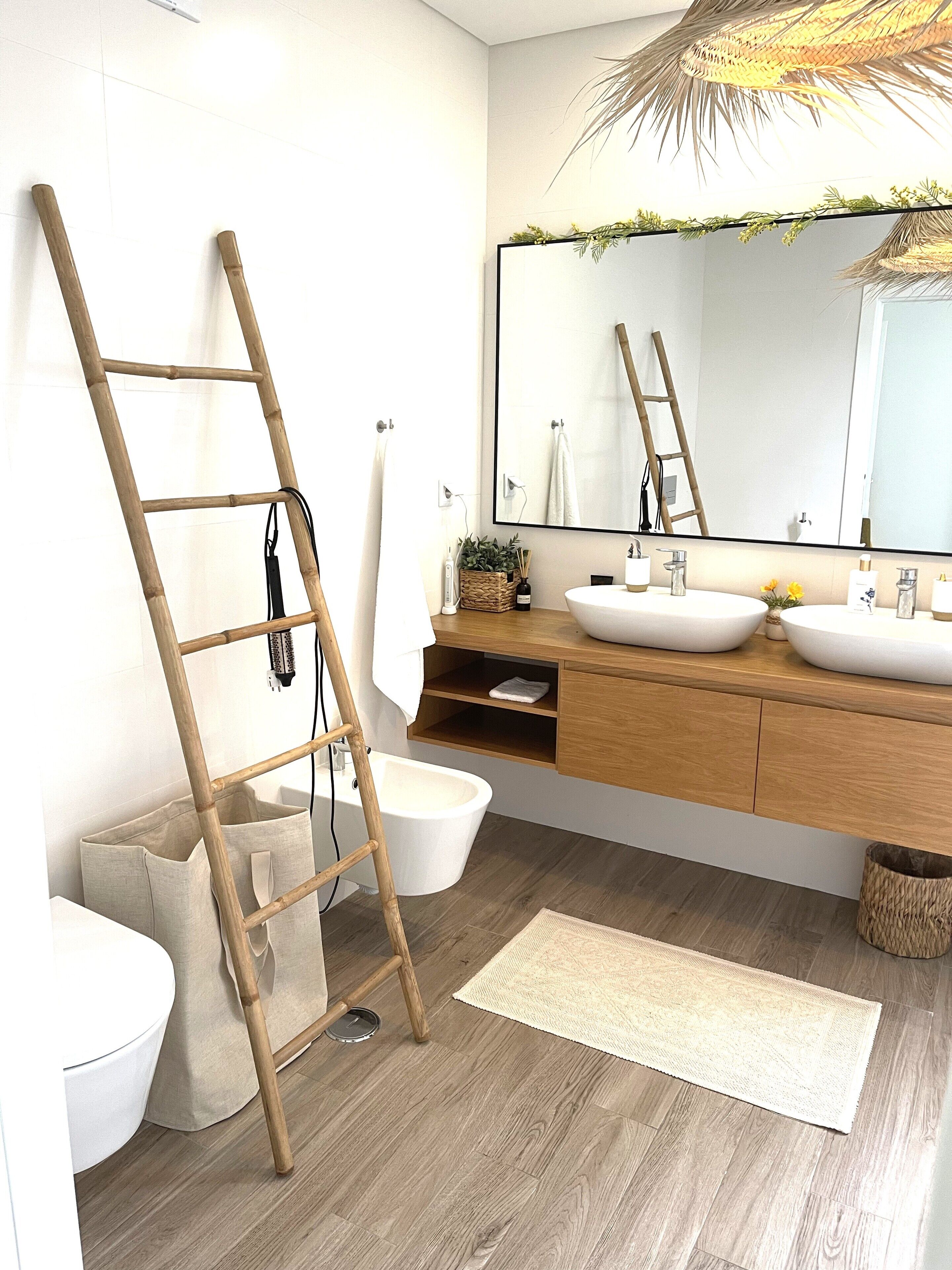 Bathtub, bidet