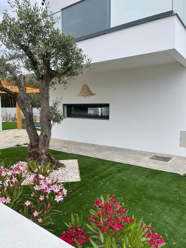 Exterior detail - Superb Villa 2km from the beach (São Martinho do Porto)