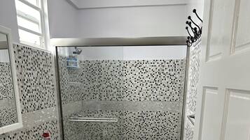 Douche, sĂšche-cheveux, serviettes fournies, savon