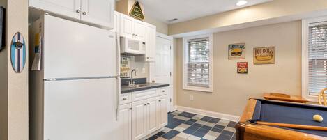 ثلاجة، ميكروويف، فرن، موقد طهي مسطح