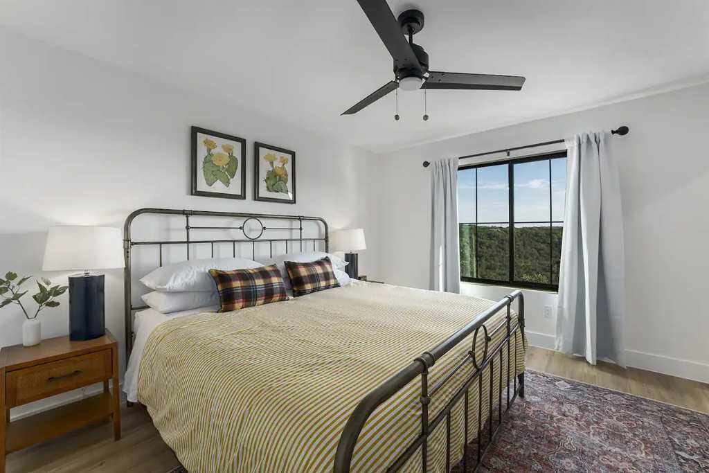 4 chambres, bureau, fer et planche à repasser, lit parapluie