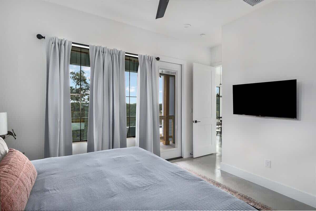 4 habitaciones, escritorio y tabla de planchar con plancha 